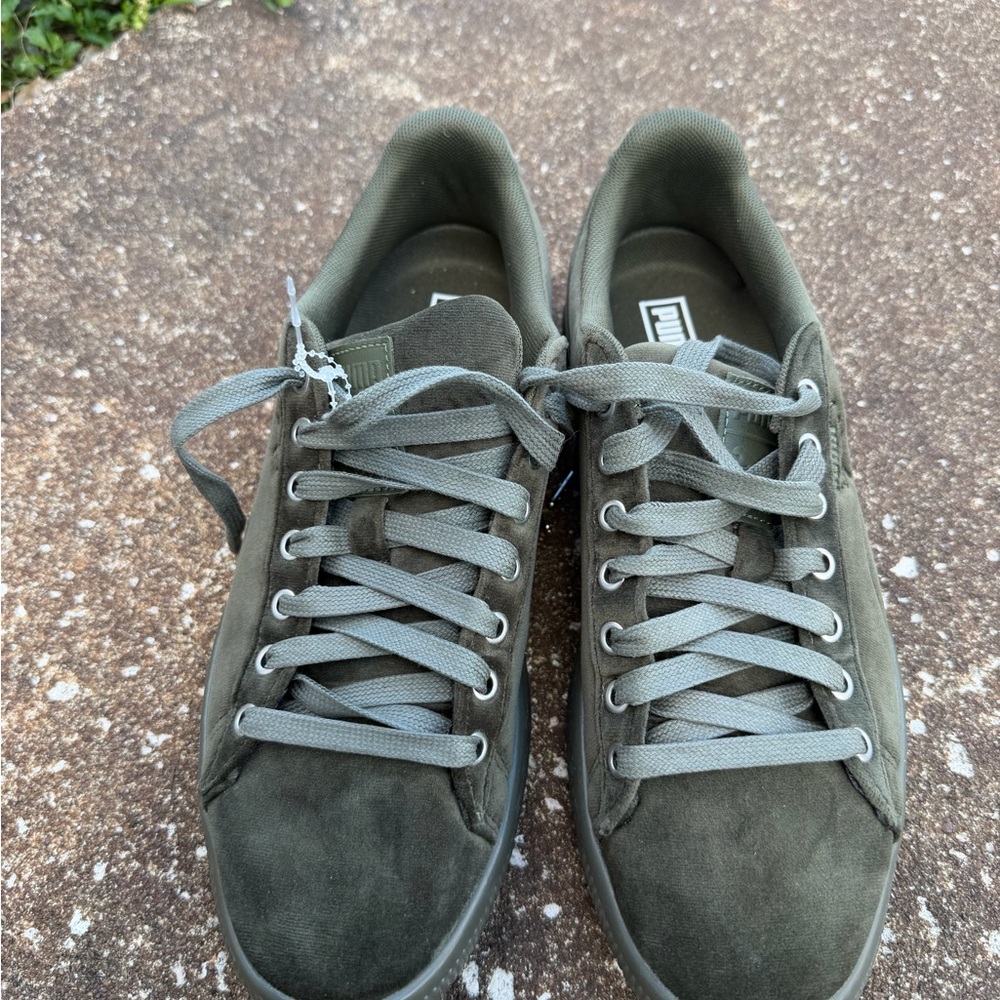 PUMA Women’s Clyde Velour Olive Sneakers. Size 9. NEW